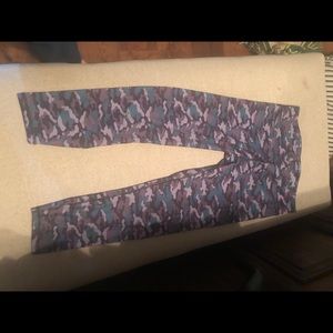 Mid rise camo power hold Capri